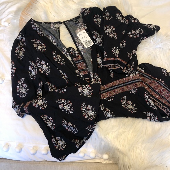 Trumpet Sleeve Plunging Romper (Black/multi) - Picture 4 of 5